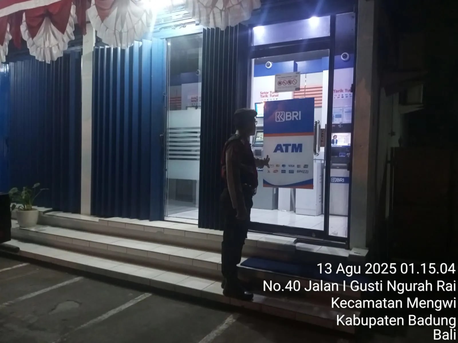 samapta-polsek-mengwi-patroli-subuh-cek-keamanan-kantor-bri