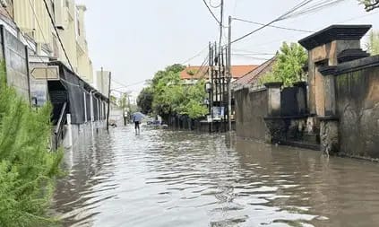 Banjir Kepung Sanur & Denpasar: Turis Komplain, Staf Hotel Terpaksa Angkut Koper Manual