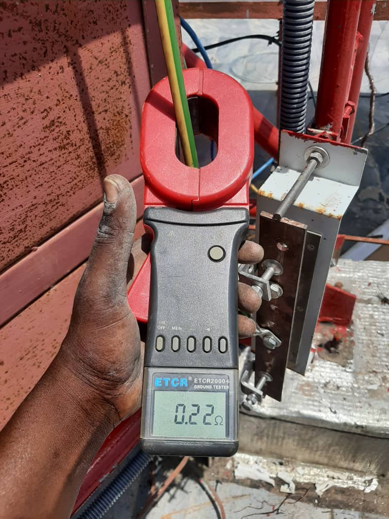 Mesure de la résistance de terre à la pince de terre ETCR (0,22 Ω) sur la prise de terre d'une installation.