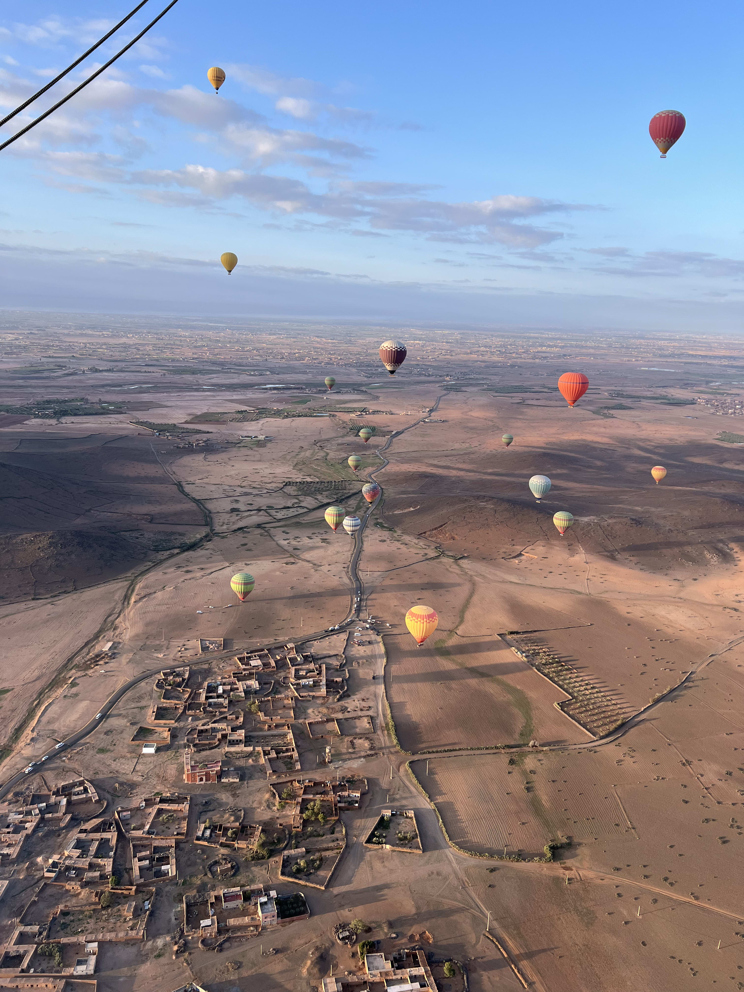 Douars et palmeraie vus depuis une montgolfière