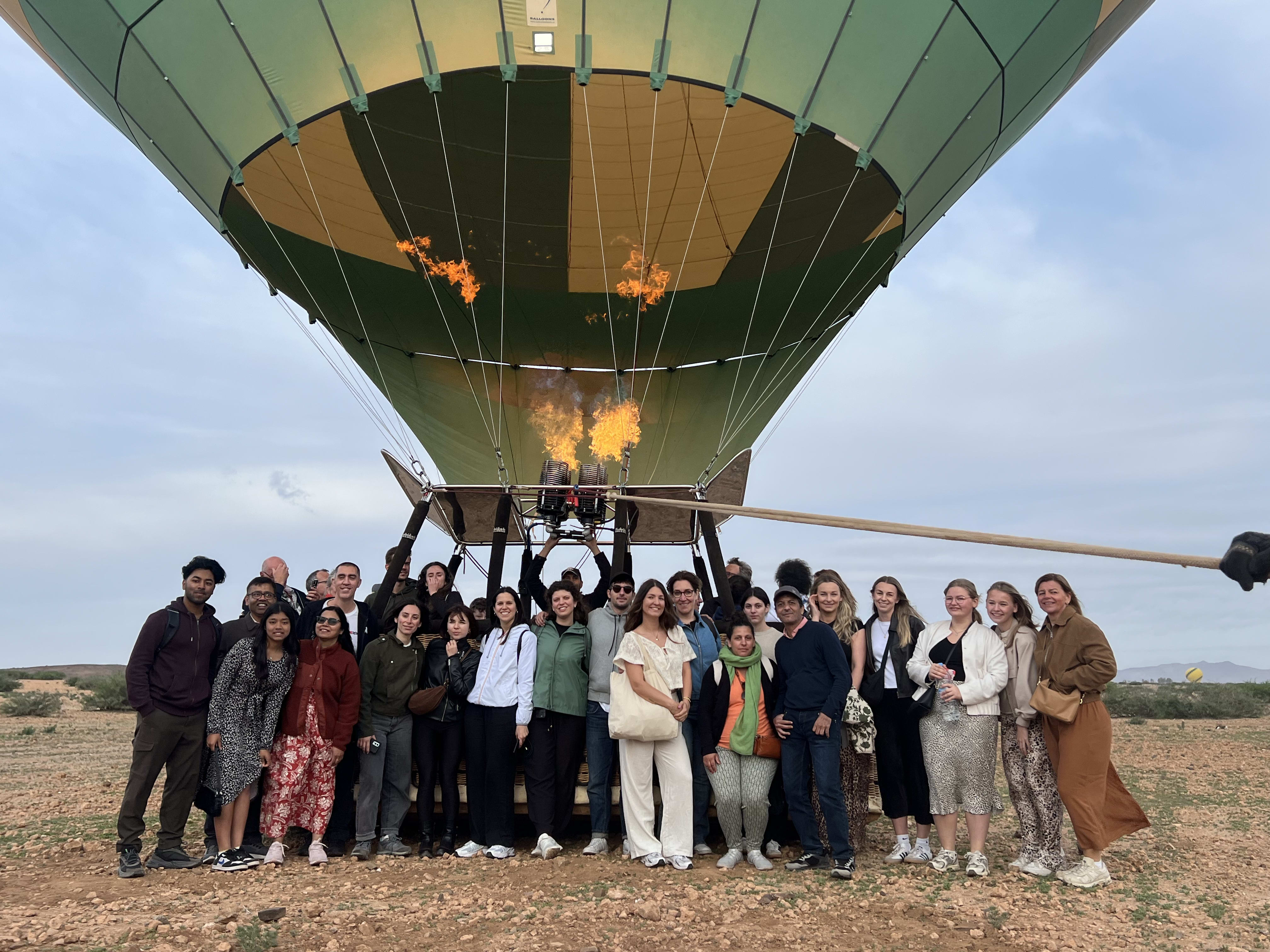 Groupe au sol devant la montgolfière après le vol