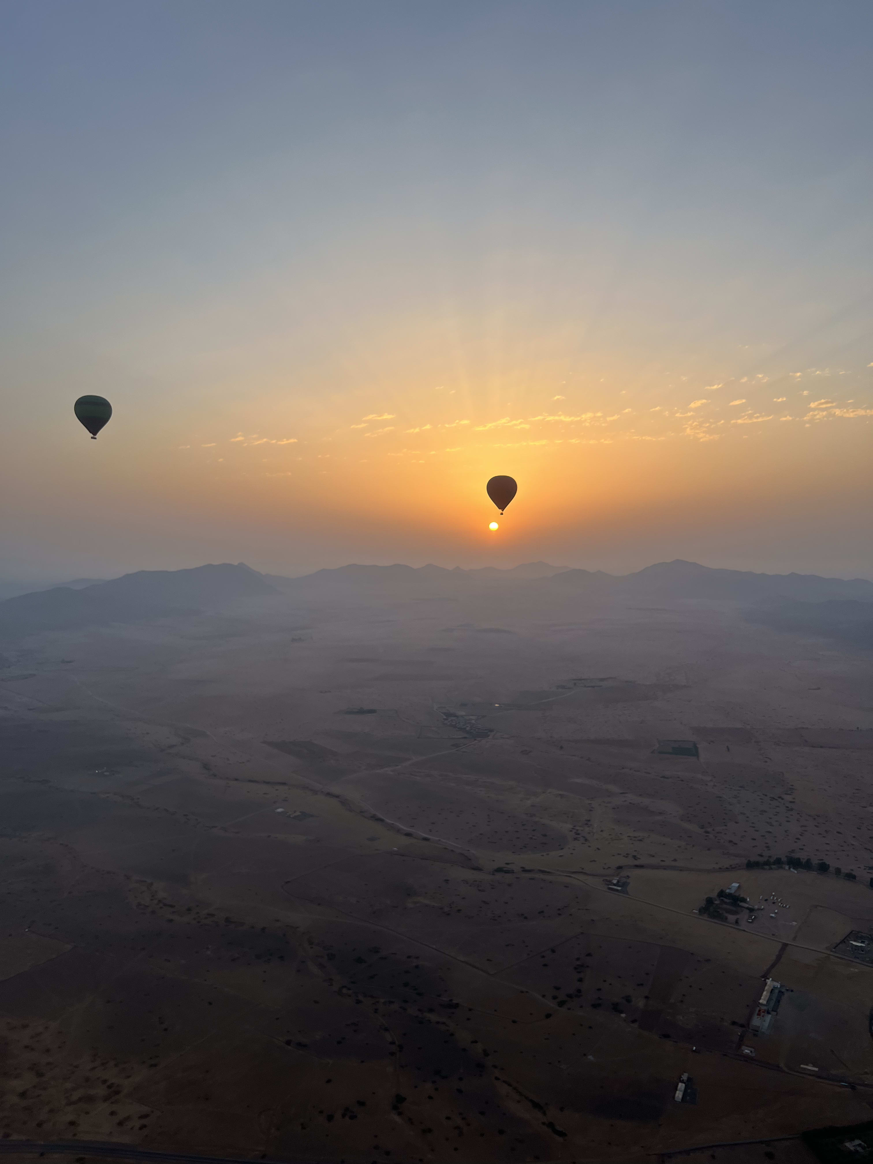 Deux montgolfières au soleil levant près de Marrakech