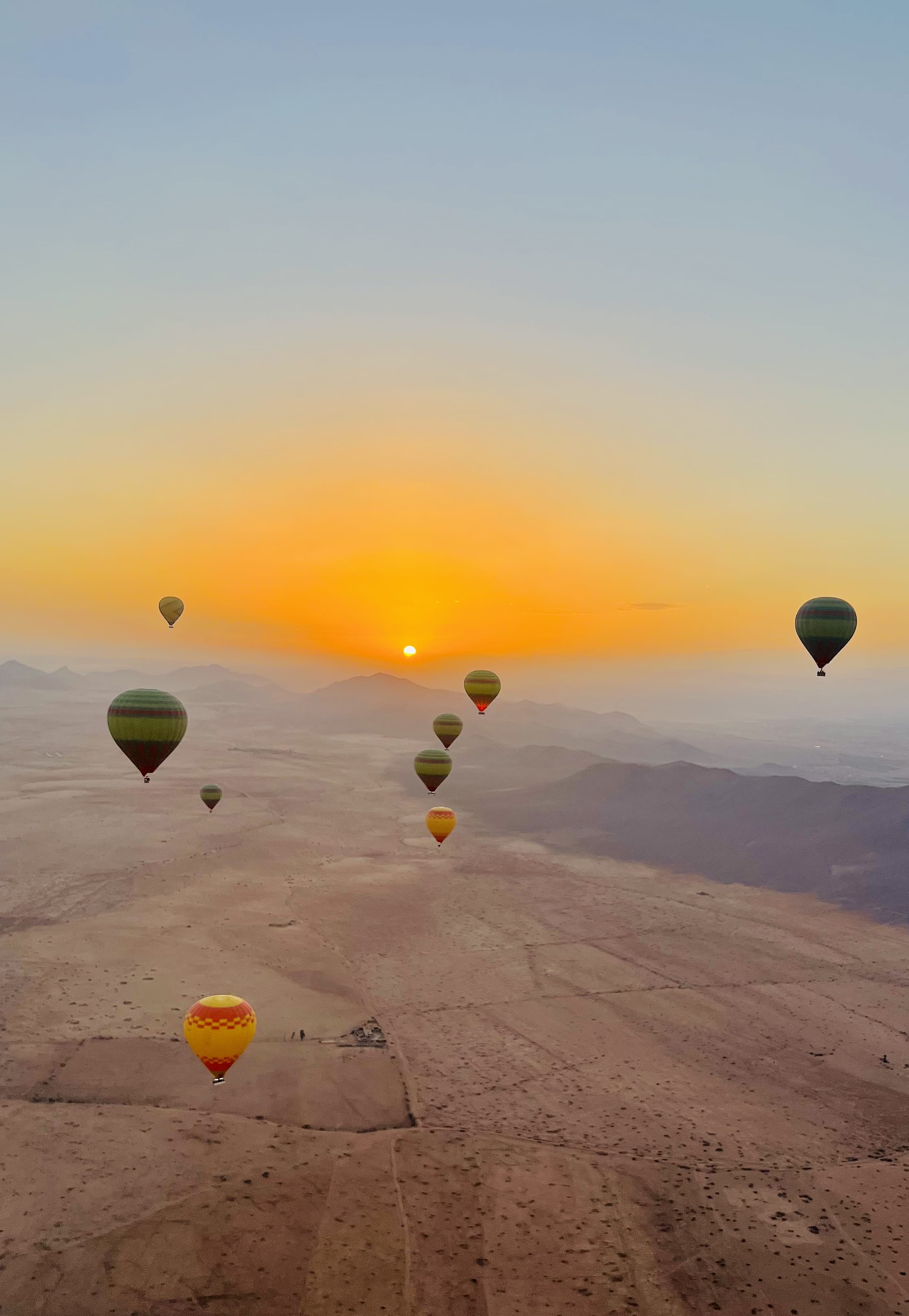 Flotte de montgolfières au-dessus du paysage aride