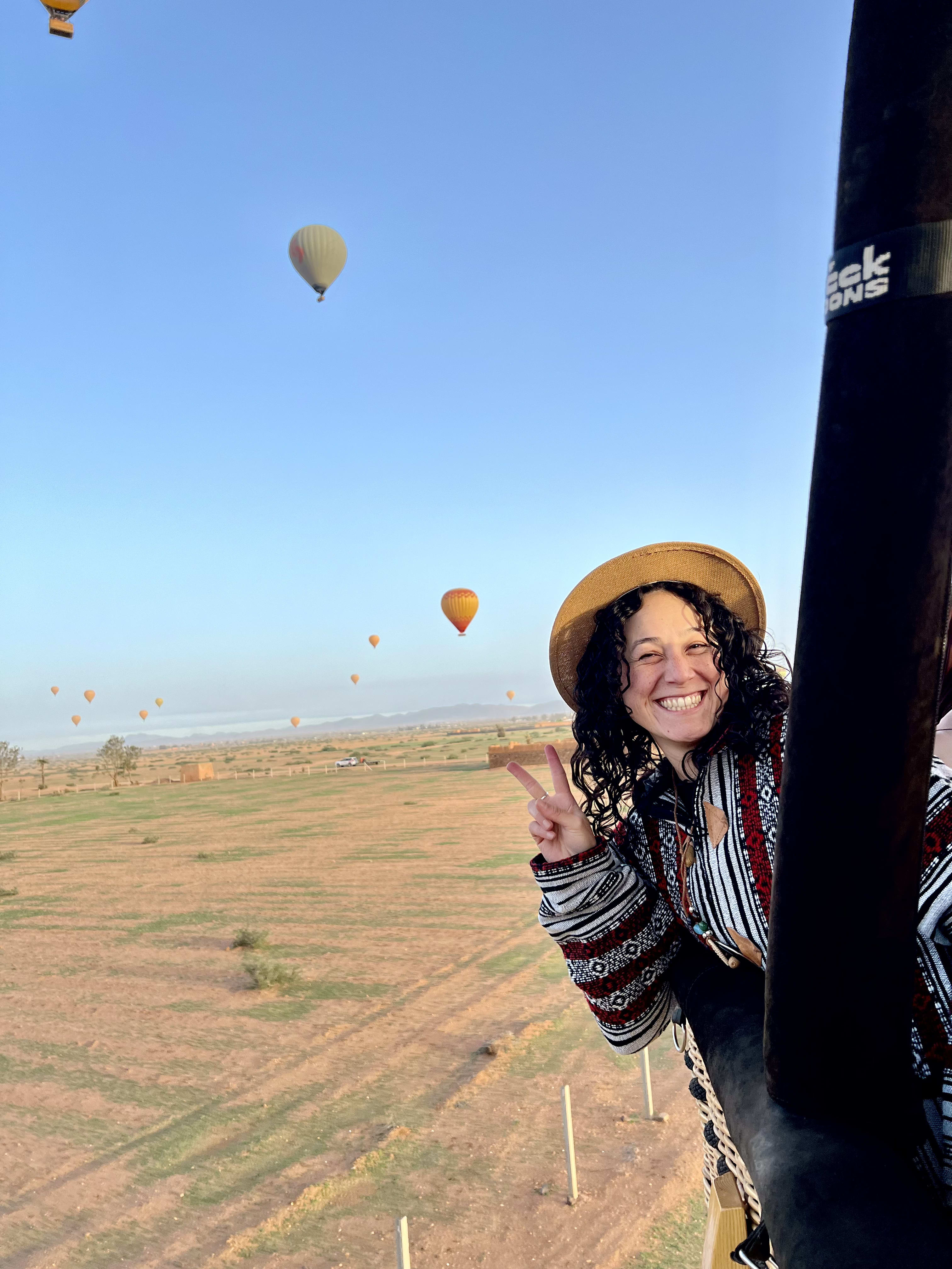 Passagère en vol, ballons au loin au-dessus de la plaine