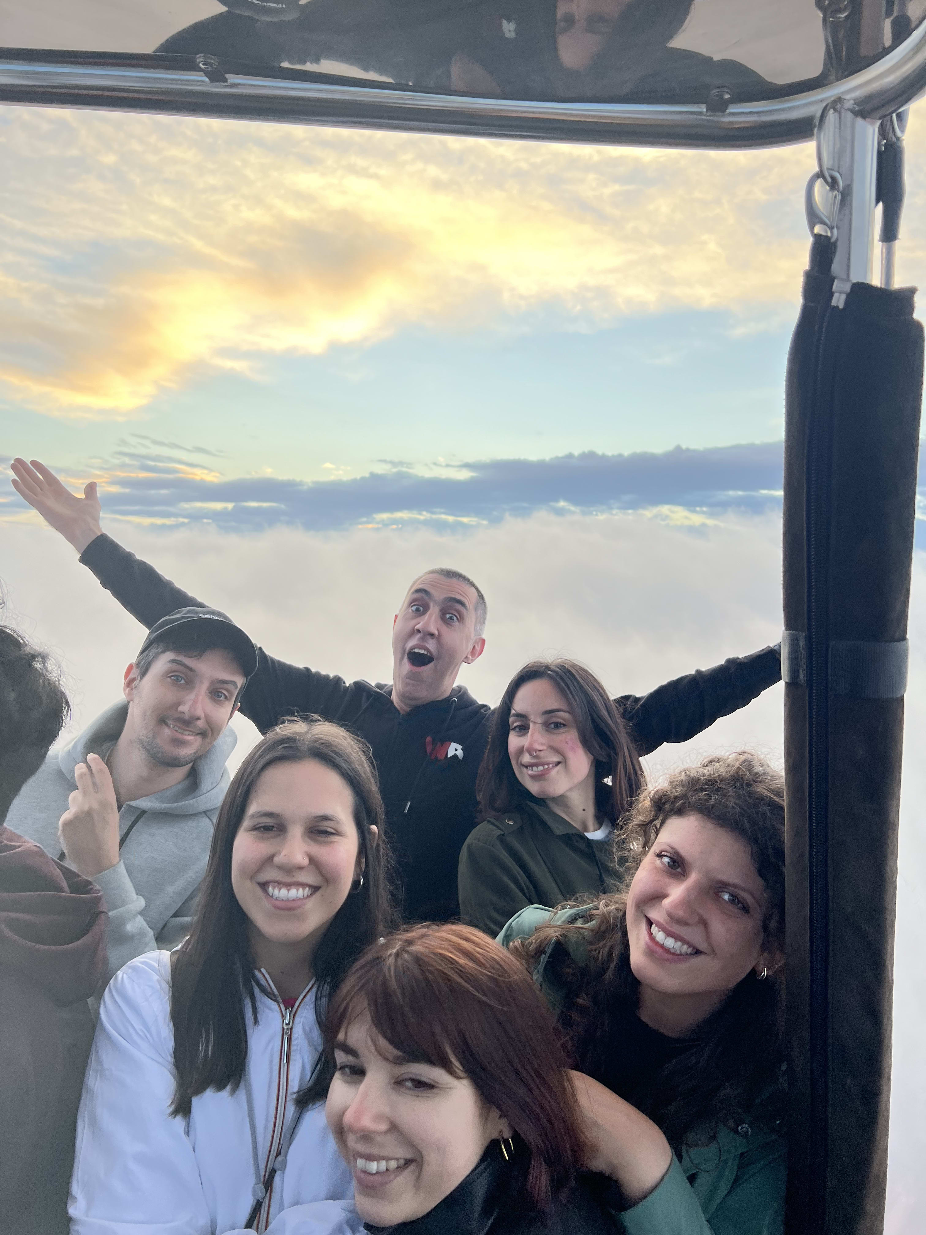 Groupe de passagers dans la nacelle au-dessus des nuages