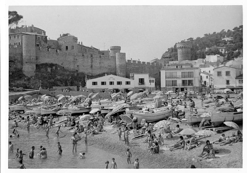 El turismo de playa como ejemplo del desarrollismo económico. Fuente: Wikipedia