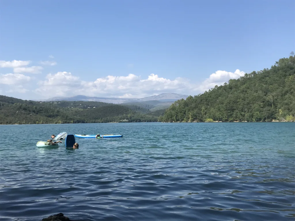 Der Lac de St Cassien ist im Sommer Türkisblau und bietet von Touristen Attraktionen aller Art bis hin zu einsamen verborgenen Stränden