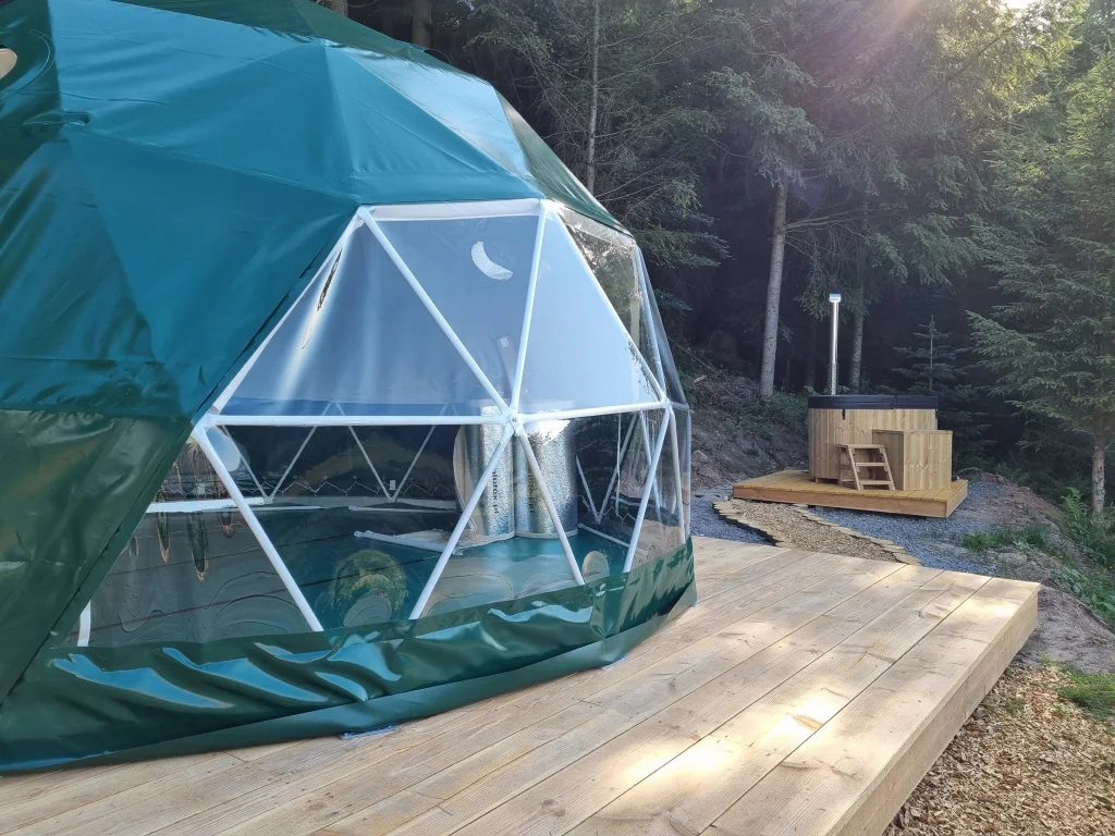 Schwarzwald-Iglu mit Panoramafront und Hot Tube