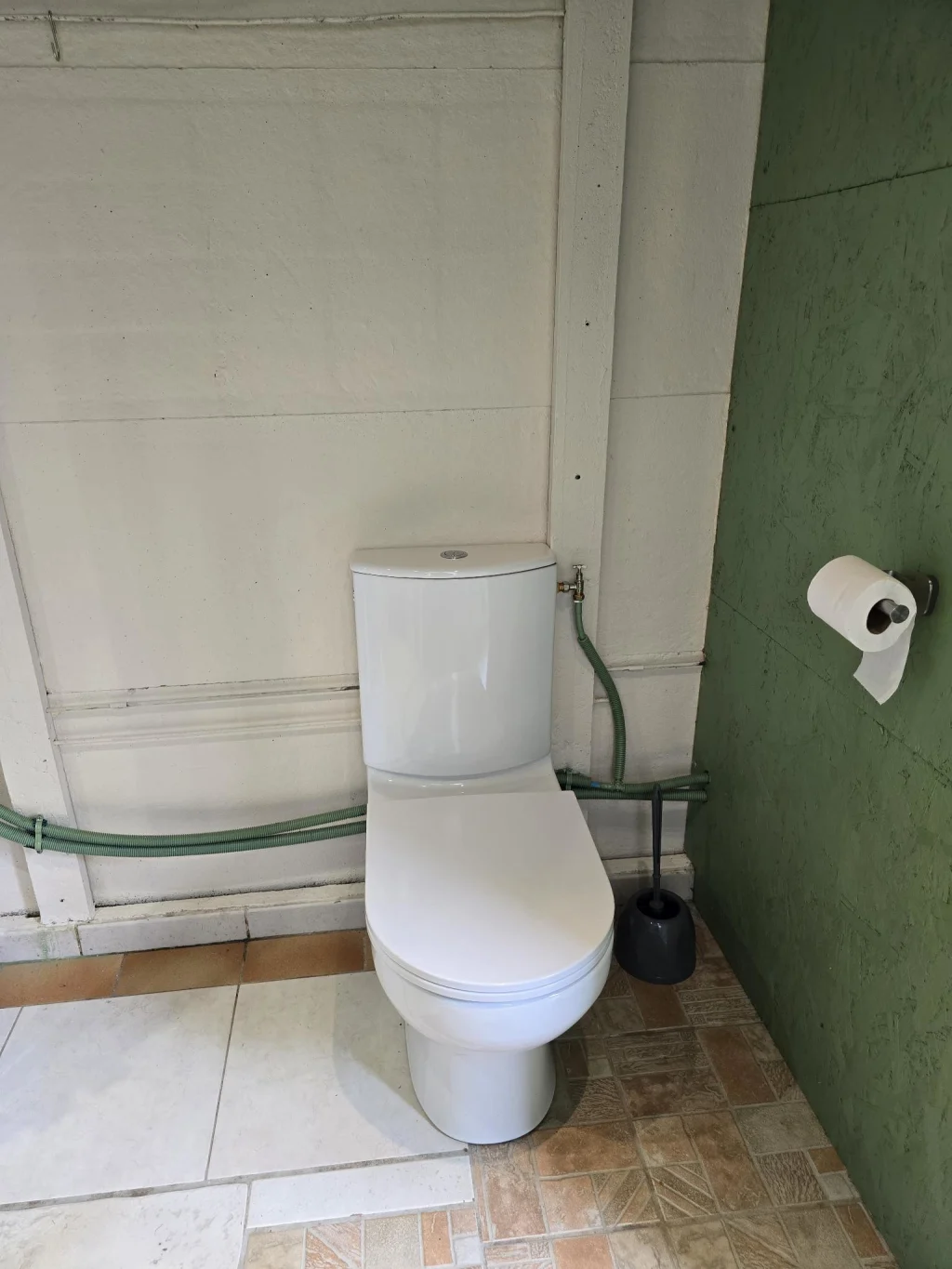 Des toilettes propres et privées, réservées à votre campement. Un confort discret, dans la cabane.