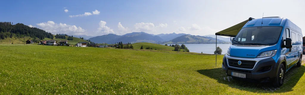 Mit Aussicht auf See und Berge