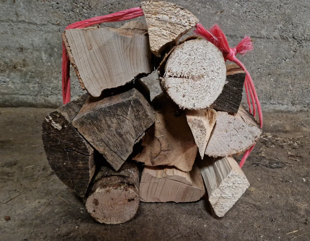 Bündel Holz als Feuerholz bei uns für 5 € erhältlich
