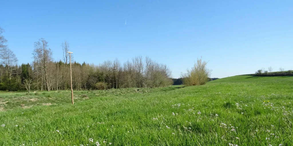 Stellplatz mit Bauwagen am Fluss