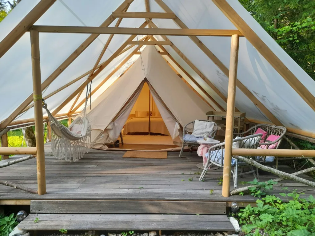 Glampingzelt mit Outdoorküche & Lodge