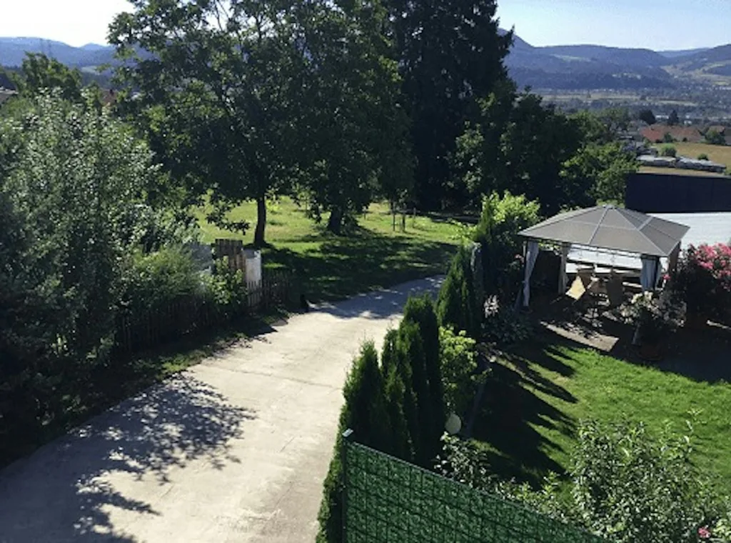 Zelten mit Blick in die Schweiz