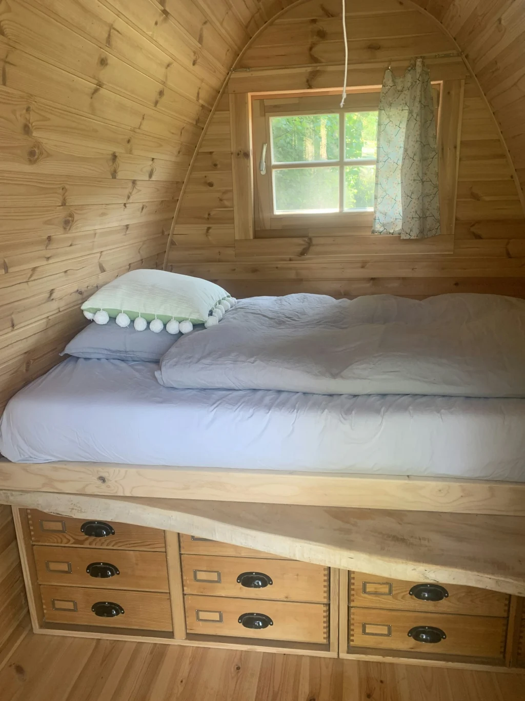 Camping Pod mitten im Naturgarten