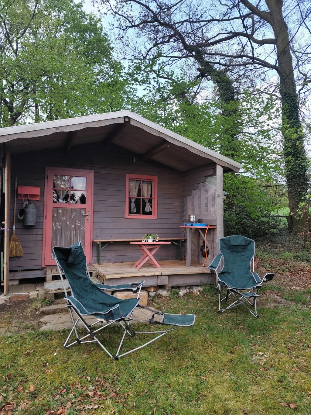Hütte im ländlichen Garten
