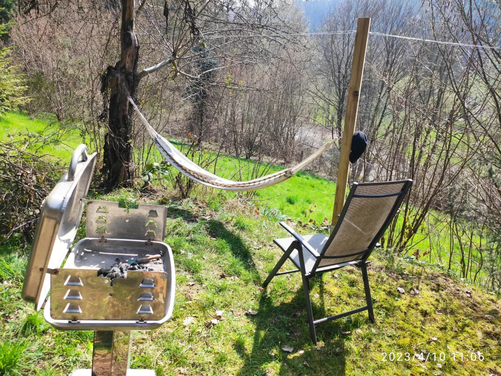 Hütte auf Wiesengrundstück im Wald