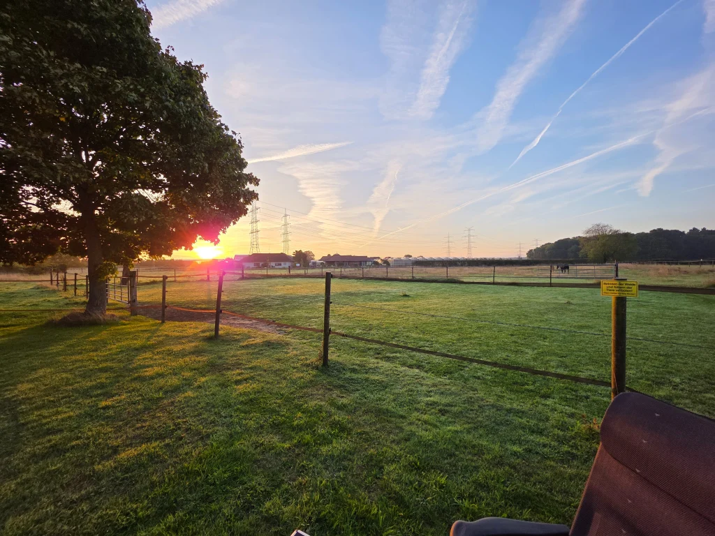 Inspirationsbild von Stellplatz auf Bauernhof, direkt an Pferdewiese
