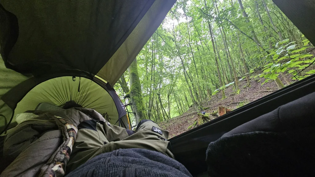 Hängemattencamp am Teich im Wald.