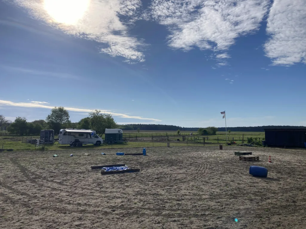 Reitplatz mit Platz am Toreingang