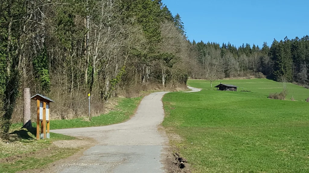 Blick auf die Lochhütte mit Grillplatz