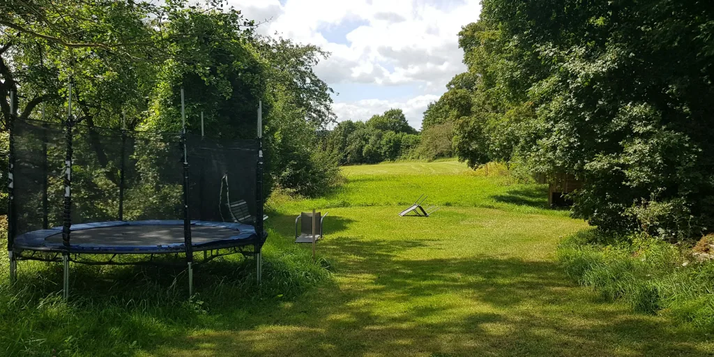 Gartenwiese zwischen Wald und Feld