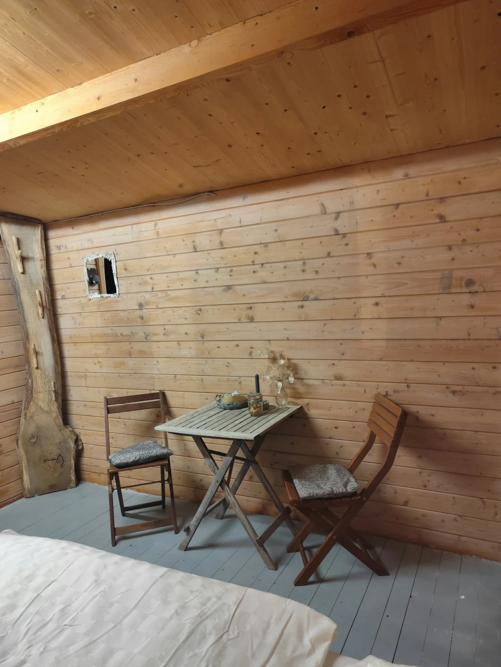 Hütte im ländlichen Garten