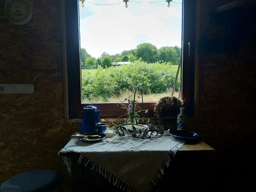 Trapperhütte „Demian“  am Teich