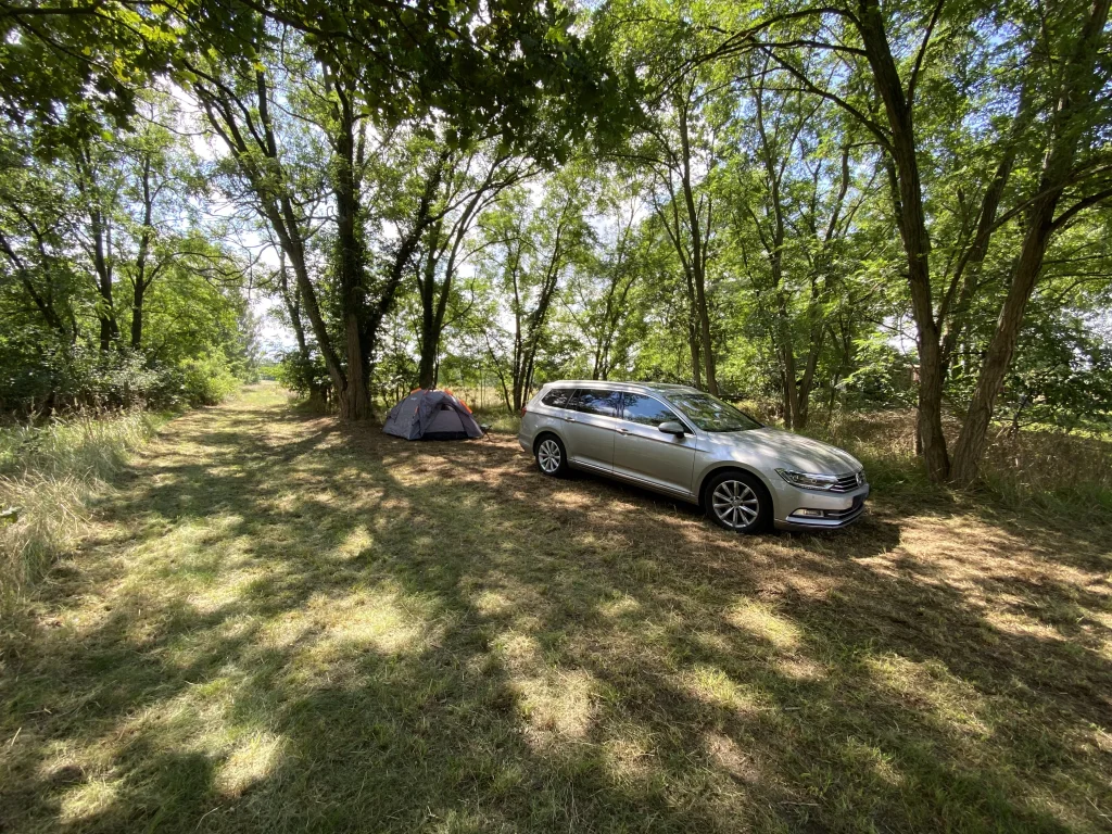 ...große Stellplatzfläche für PKW, Camper oder Wohnmobile...