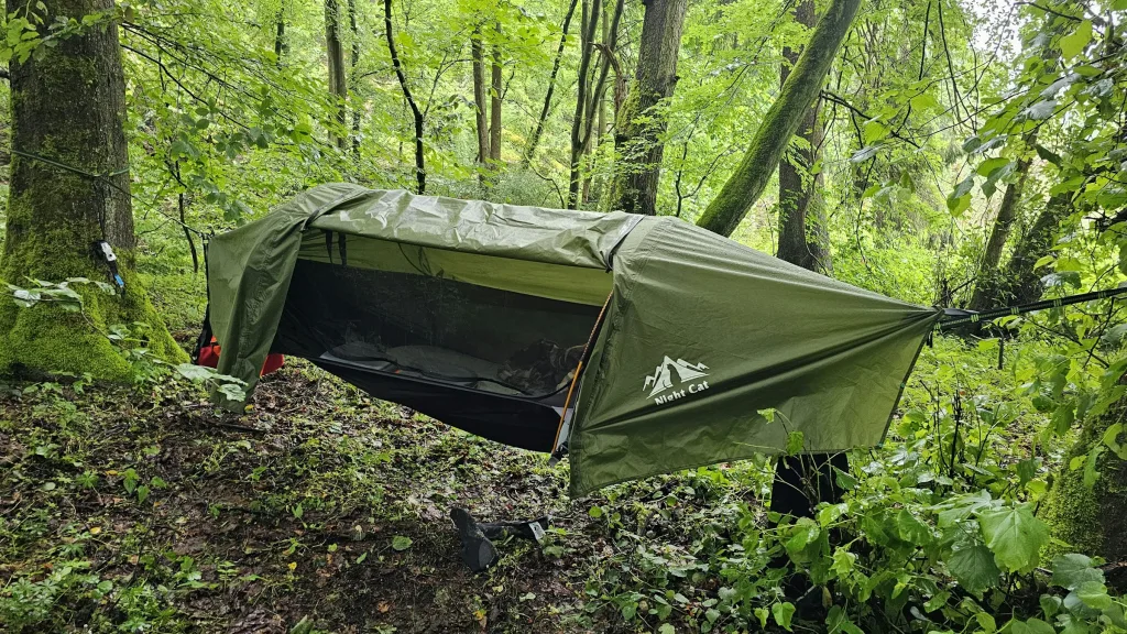 Hängemattencamp am Teich im Wald.