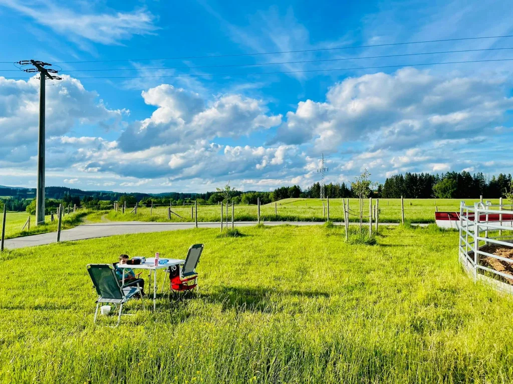 Idylle mit Seeblick und Pferde