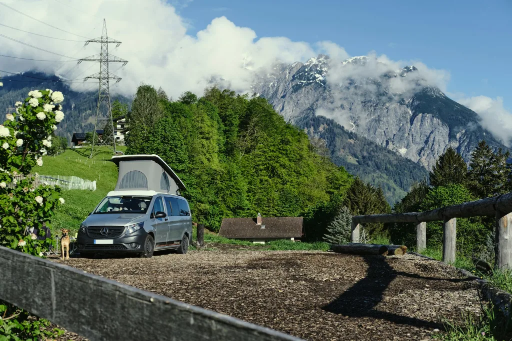 Bergpanorama am Bauernhof