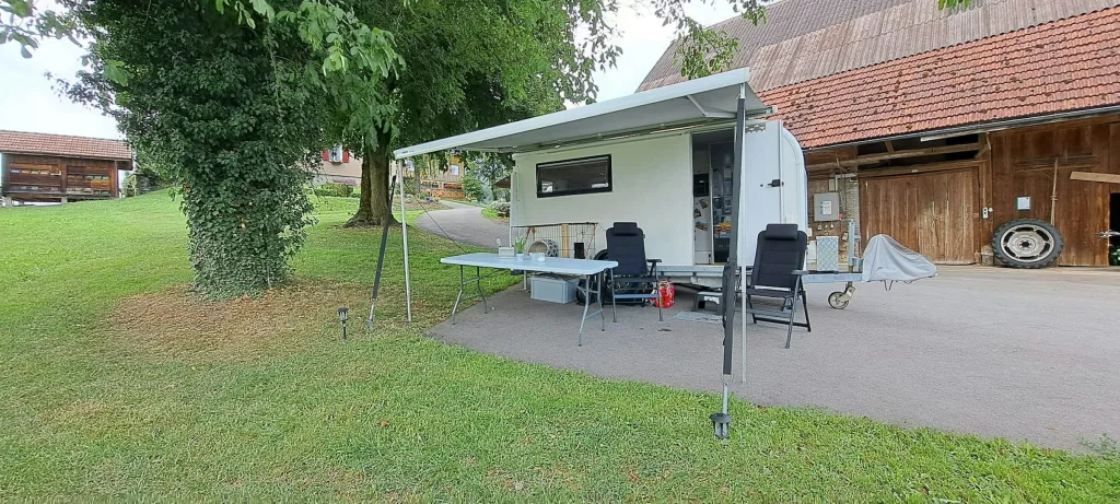 Schlössli-Camp mit Obstgartenblick
