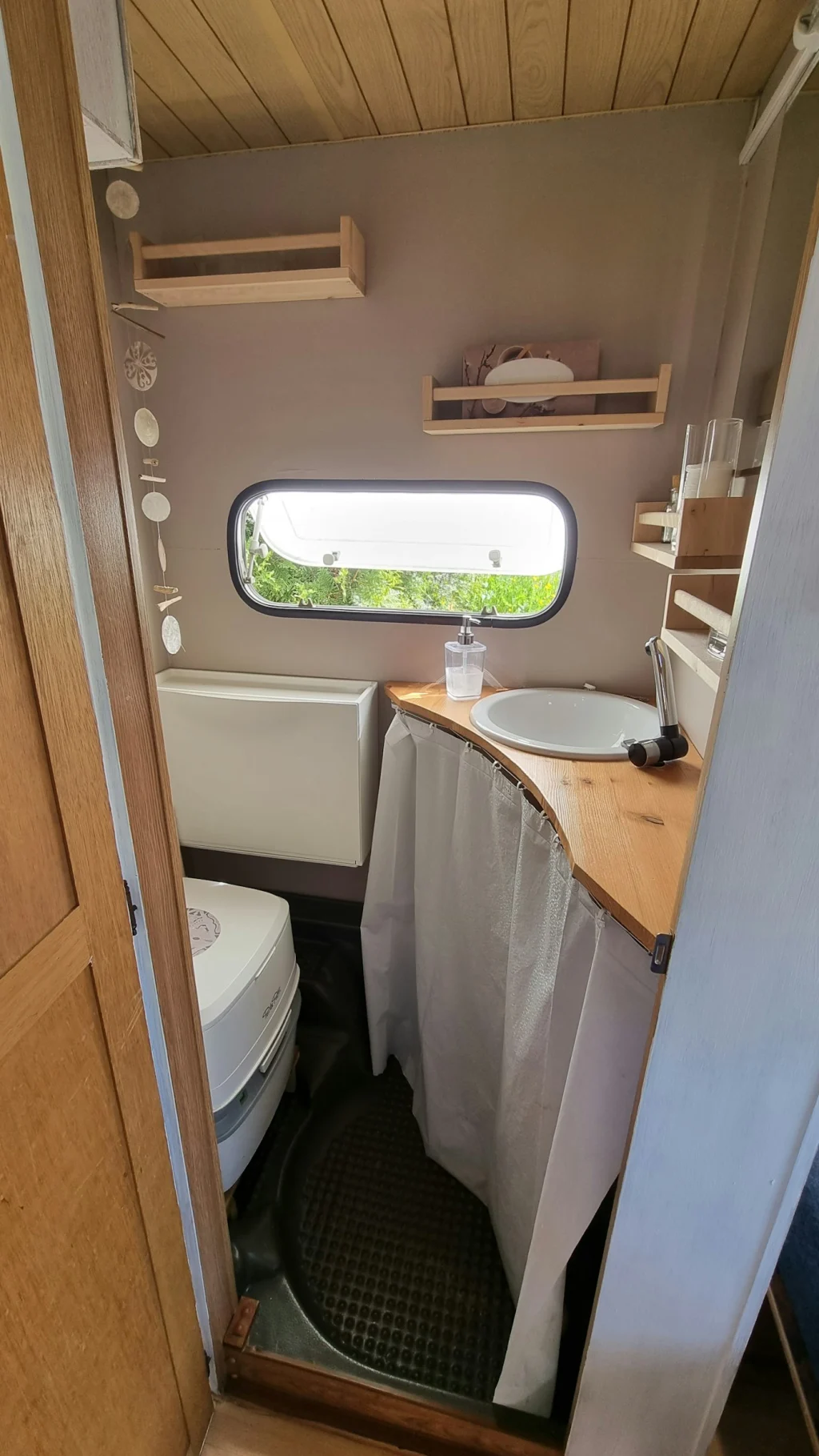 DIY Wohnwagen auf kleiner Wiese