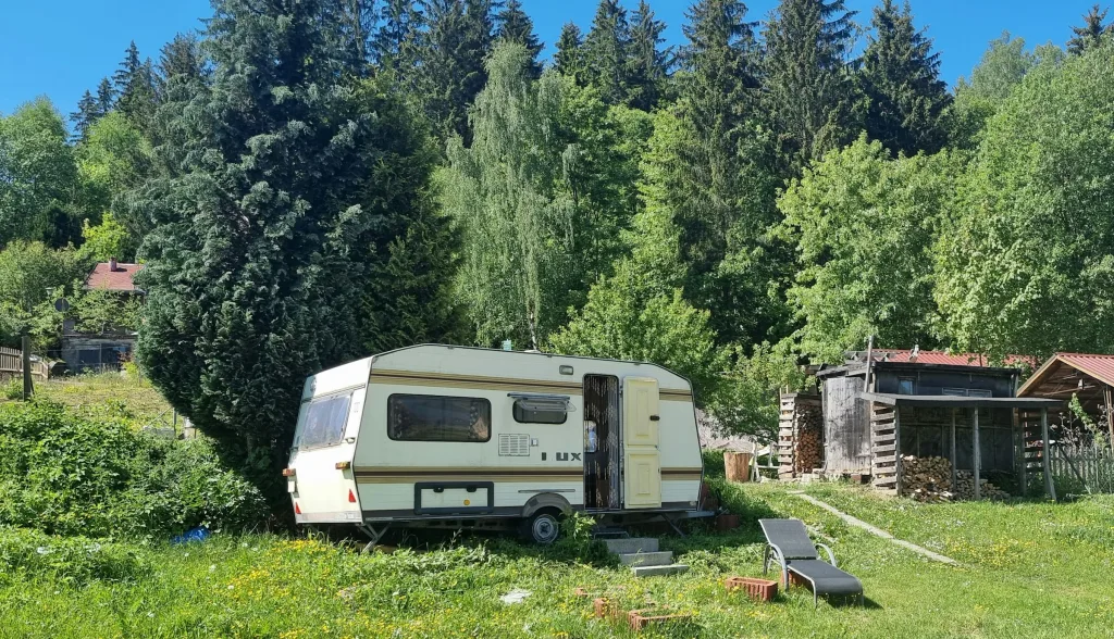 DIY Wohnwagen auf kleiner Wiese