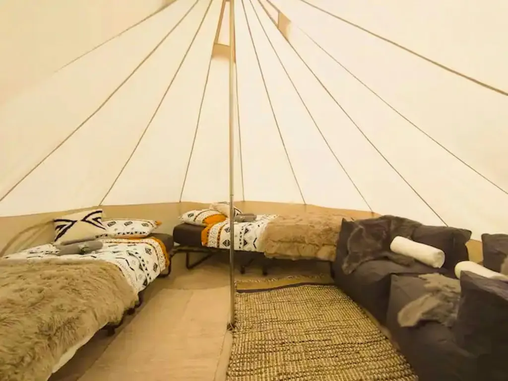 Tipi im Obstgarten