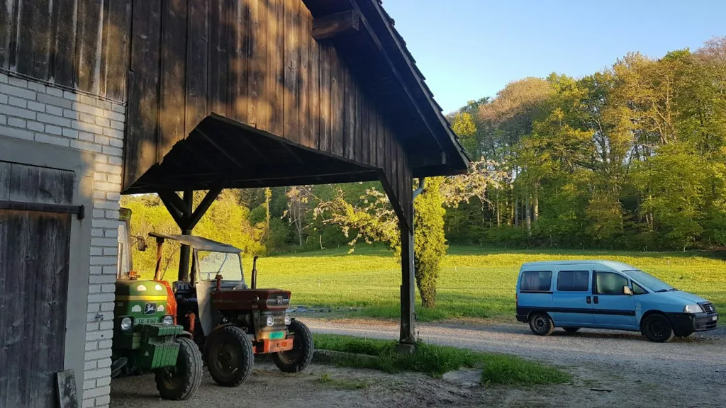 Hofscheunenplatz mit Waldblick