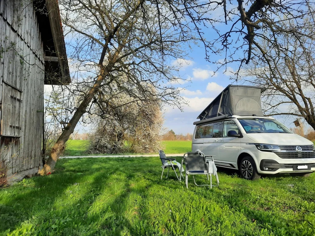 Wydhof-Camp in den Obstbäumen