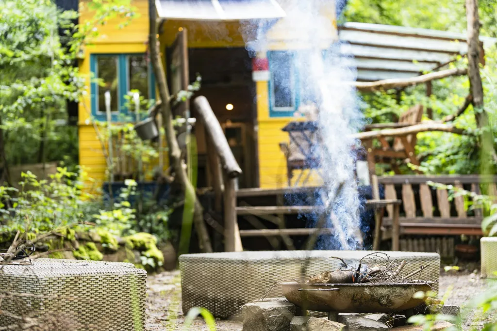 Tiny Haus im Wald für ein Abenteuer