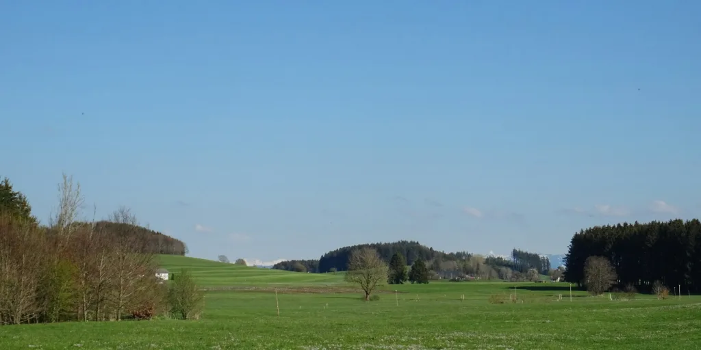 Stellplatz mit Bauwagen am Fluss