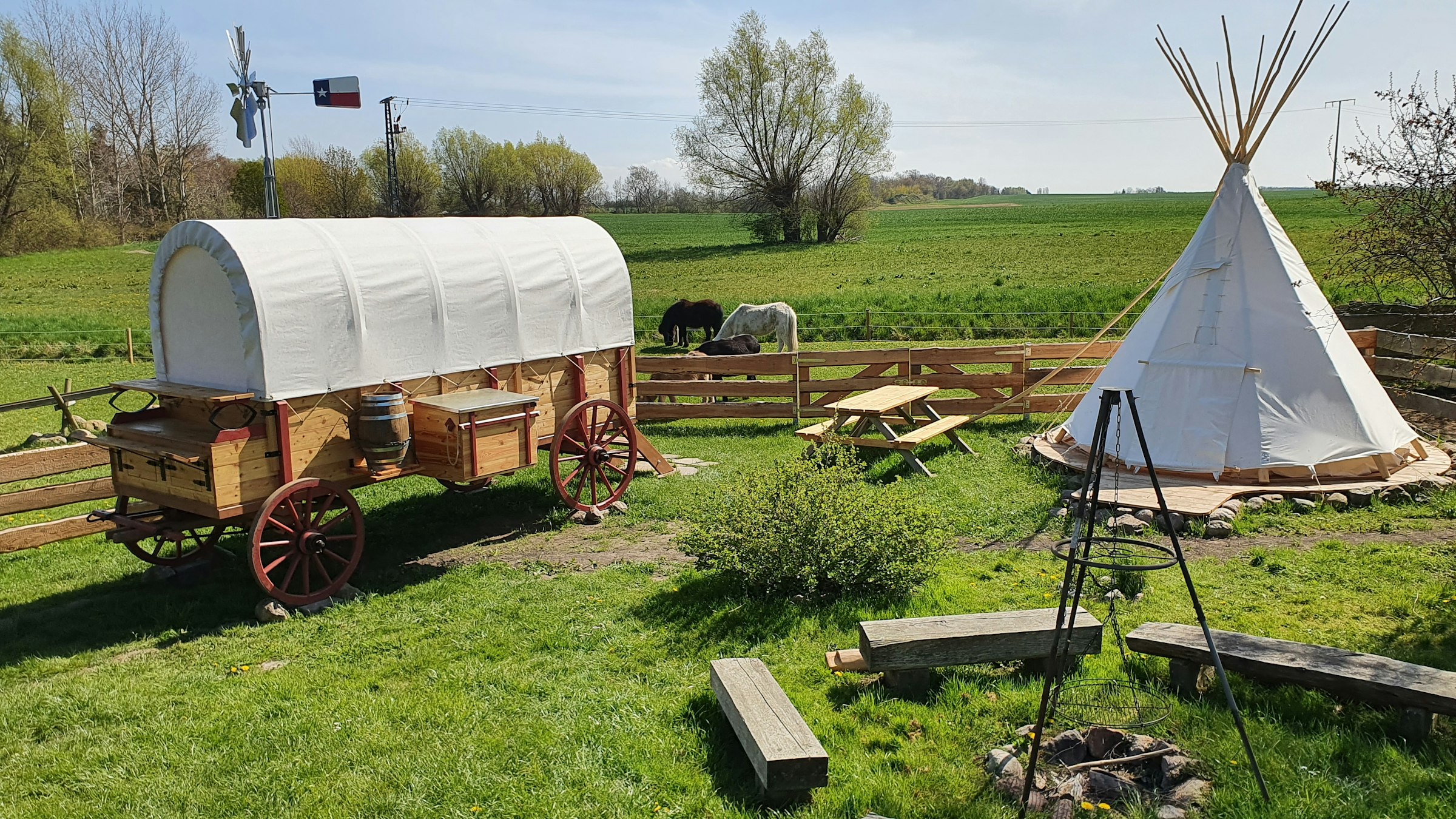 Planwagen auf der Horse Lake Ranch