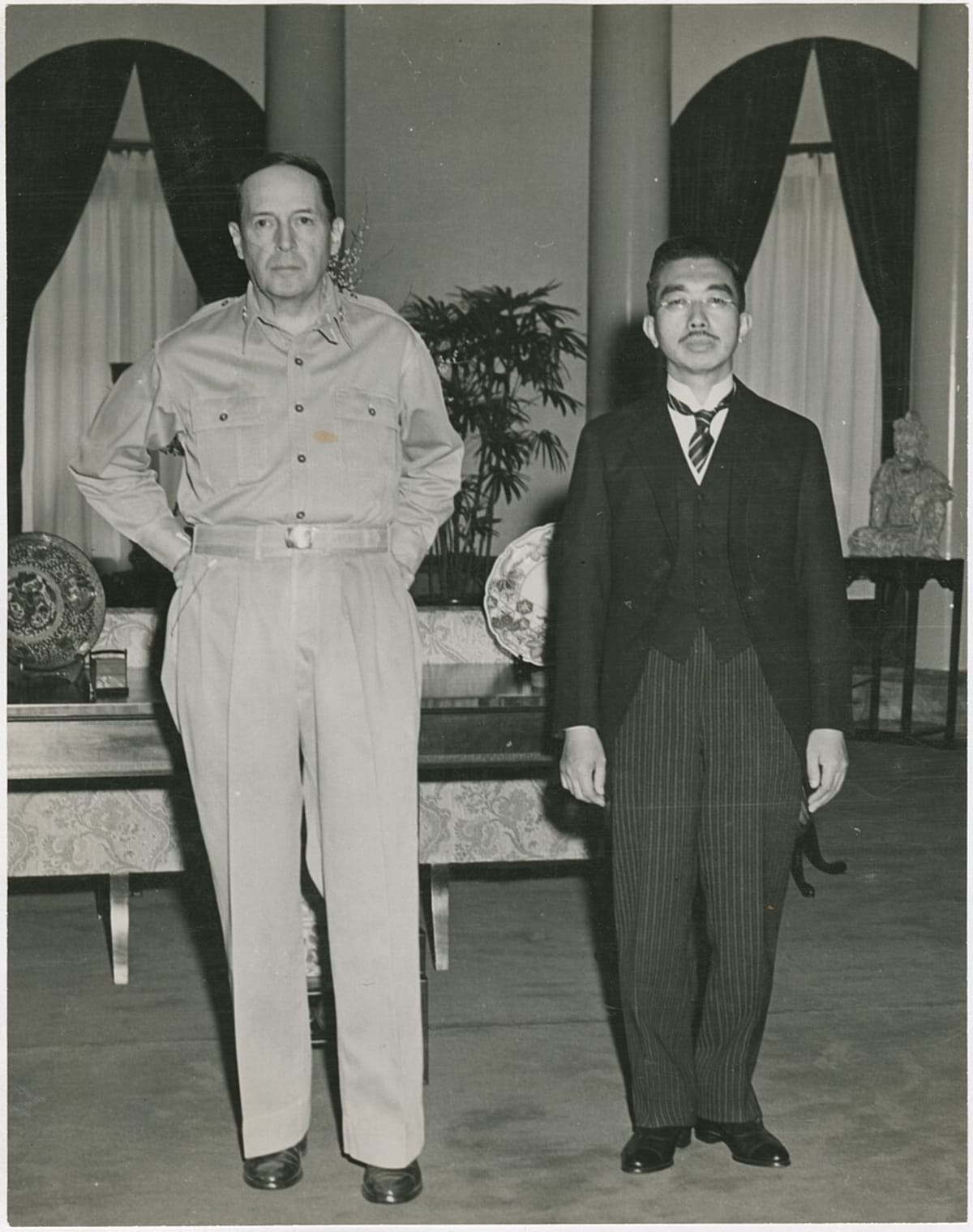 日本戰敗後，盟軍接管日本本土，盟軍統帥麥克阿瑟首先就是要將日本天皇「去神化」