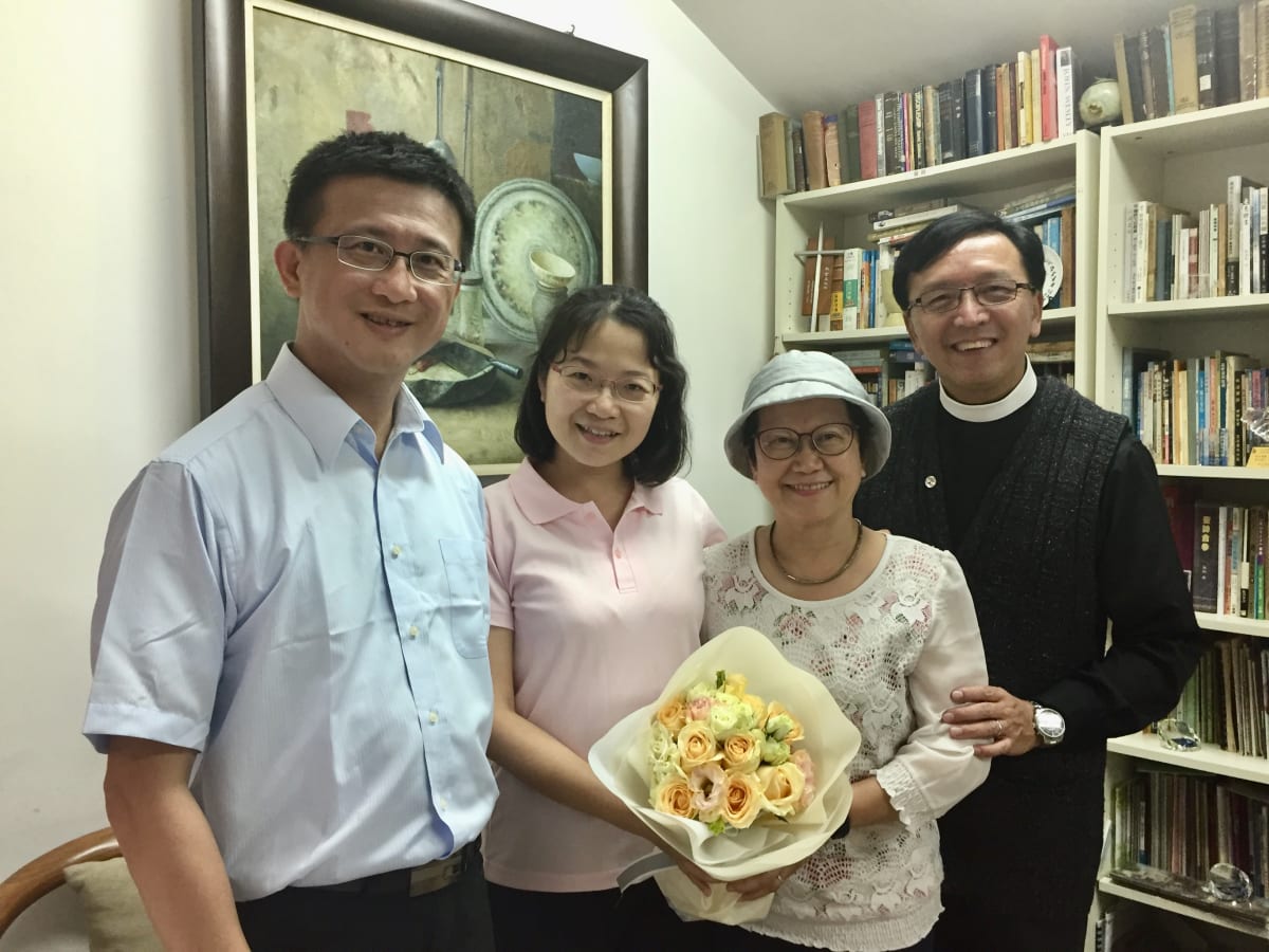 邱泰耀牧師與吳佩芸師母在香港安素堂與林崇智牧師夫婦合照