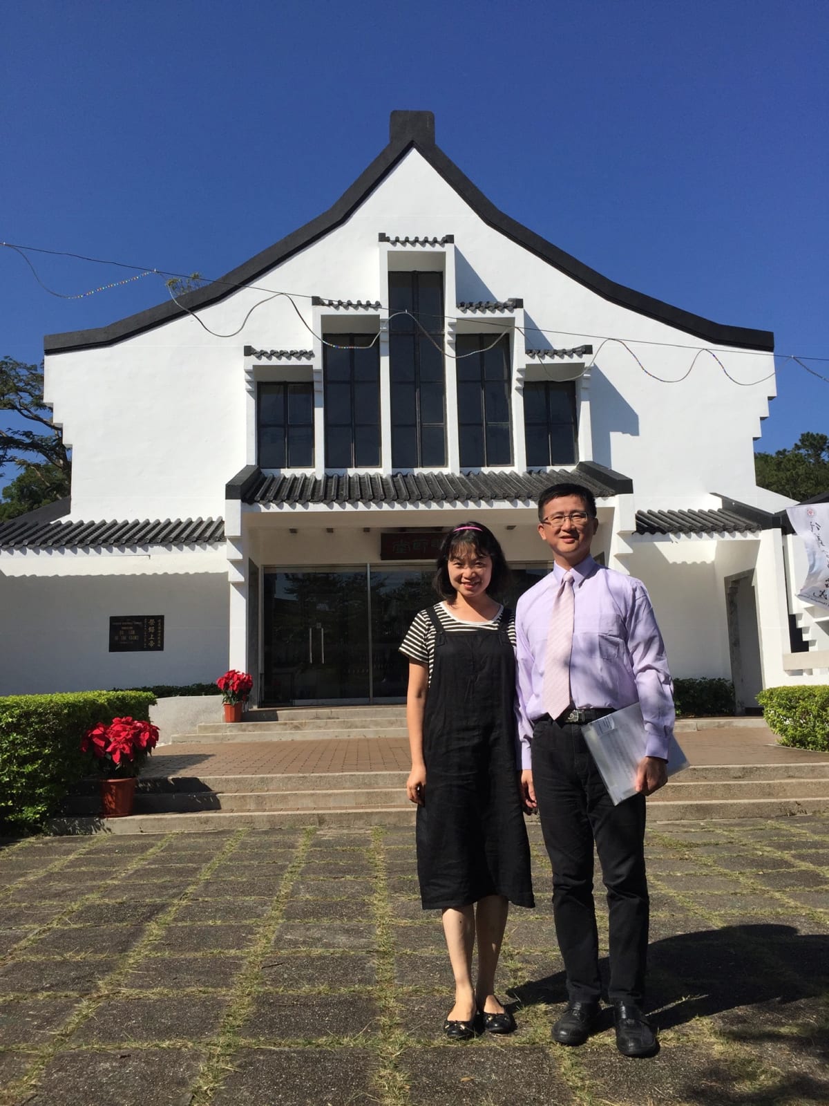 邱泰耀牧師與吳佩芸師母於香港信義宗神學院前留影