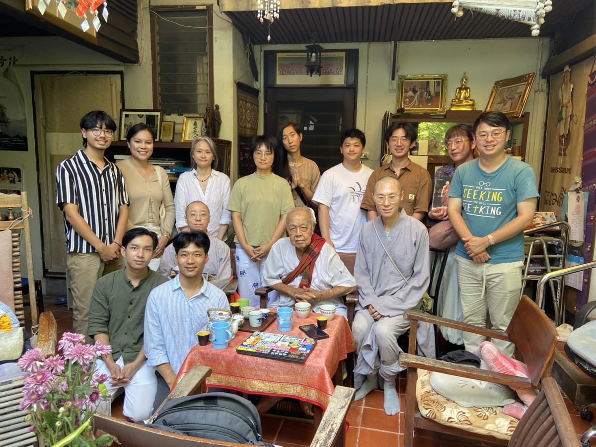 泰台佛教青年交流成員拜訪阿姜蘇拉克後合影