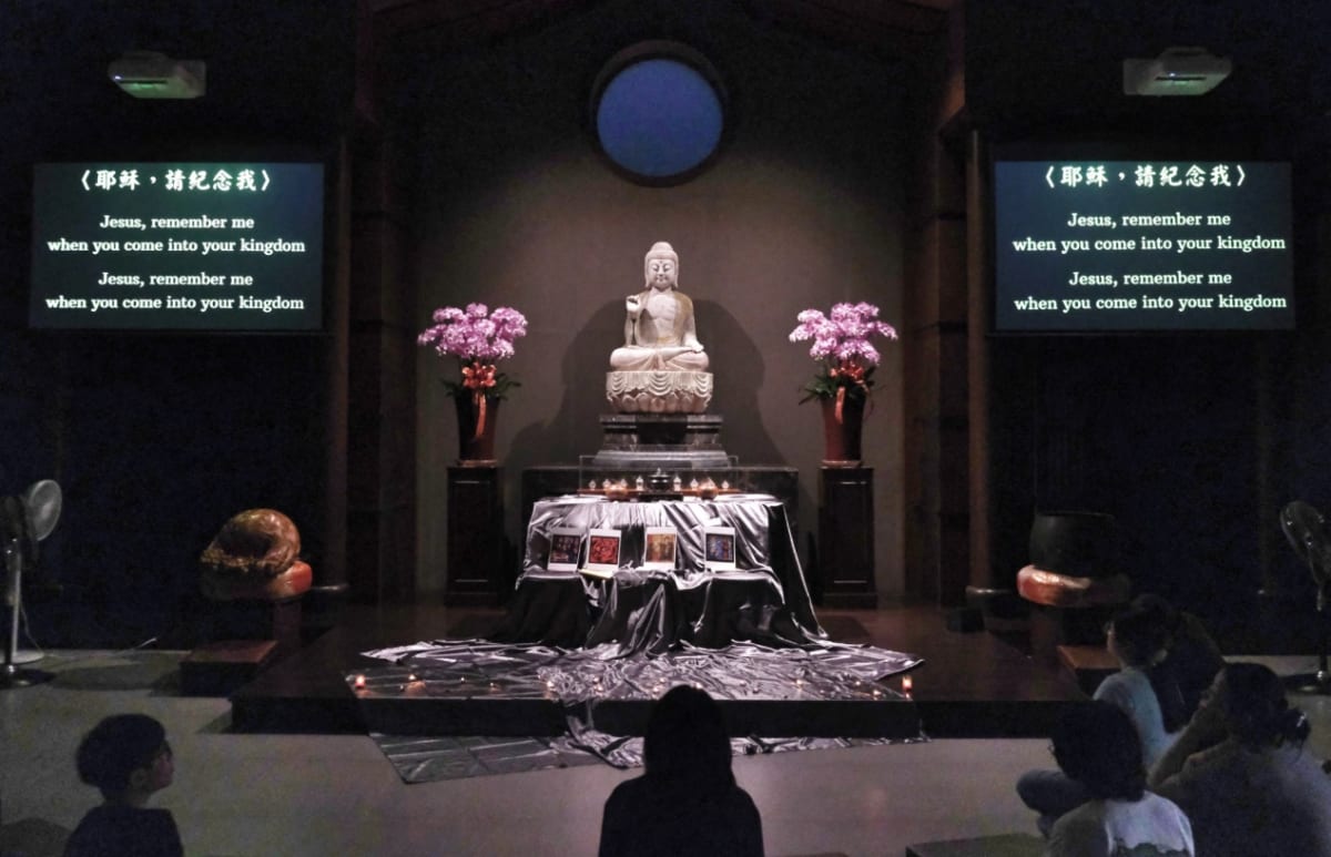 學員在佛堂中參與結合佛教與基督教元素的祈禱