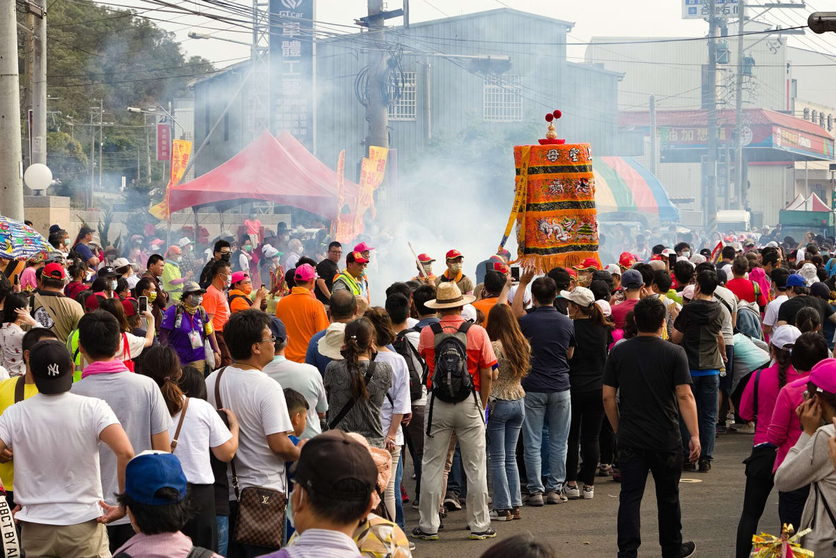 大甲媽祖遶境隊伍與圍觀人群