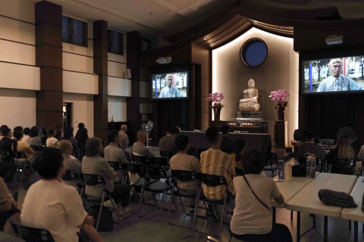 學員在道場中觀賞紀錄片《上帝上帝,祢在哪?》