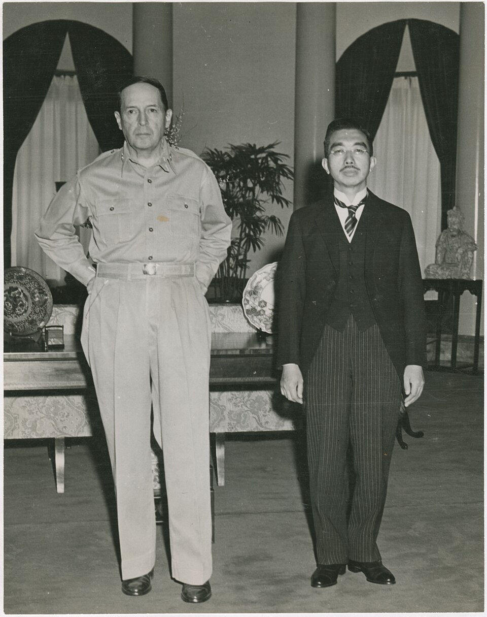 日本戰敗後，盟軍接管日本本土，盟軍統帥麥克阿瑟首先就是要將日本天皇「去神化」