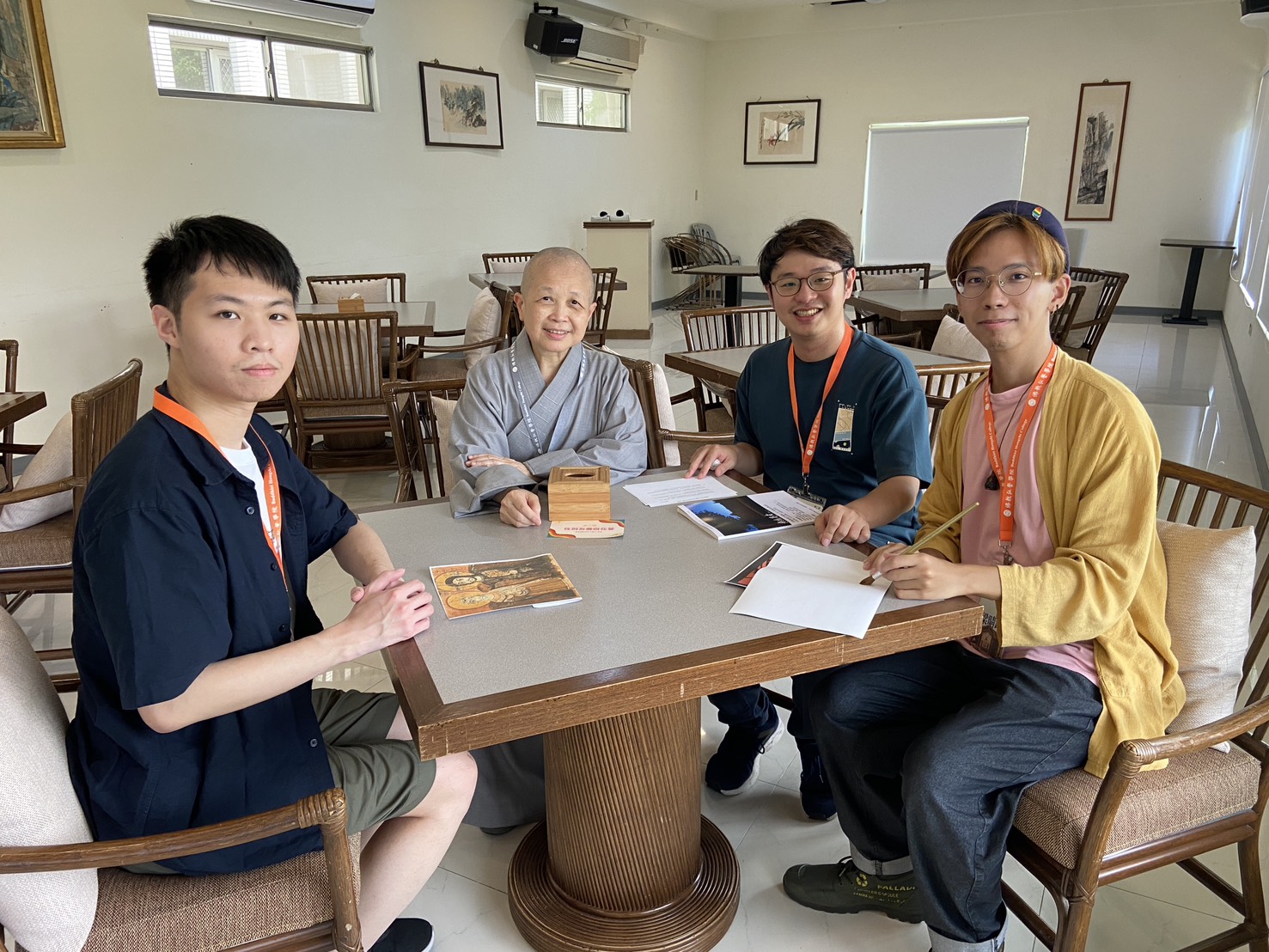 編輯與法師合照